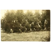 Soldati della Wehrmacht in posa nel bosco con elmetti e pistole - anno 1936